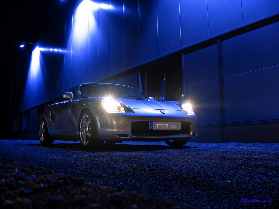 Sportwagen mit markanten Karosserielinien im gerichteten blauem Licht