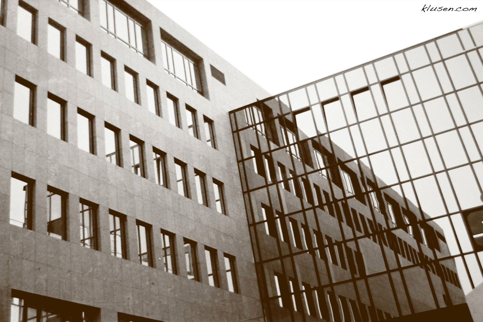 Symetrische Spiegelung zweier Gebäude
